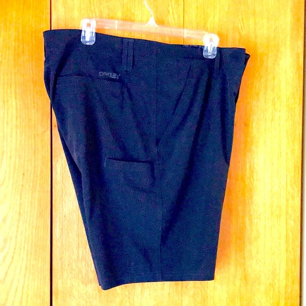 Oakley size 40 black stretch nylon 9.5” hybrid cargo board shorts swim water EUC